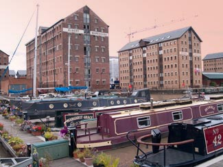 Narrowboats in the Victoria basin